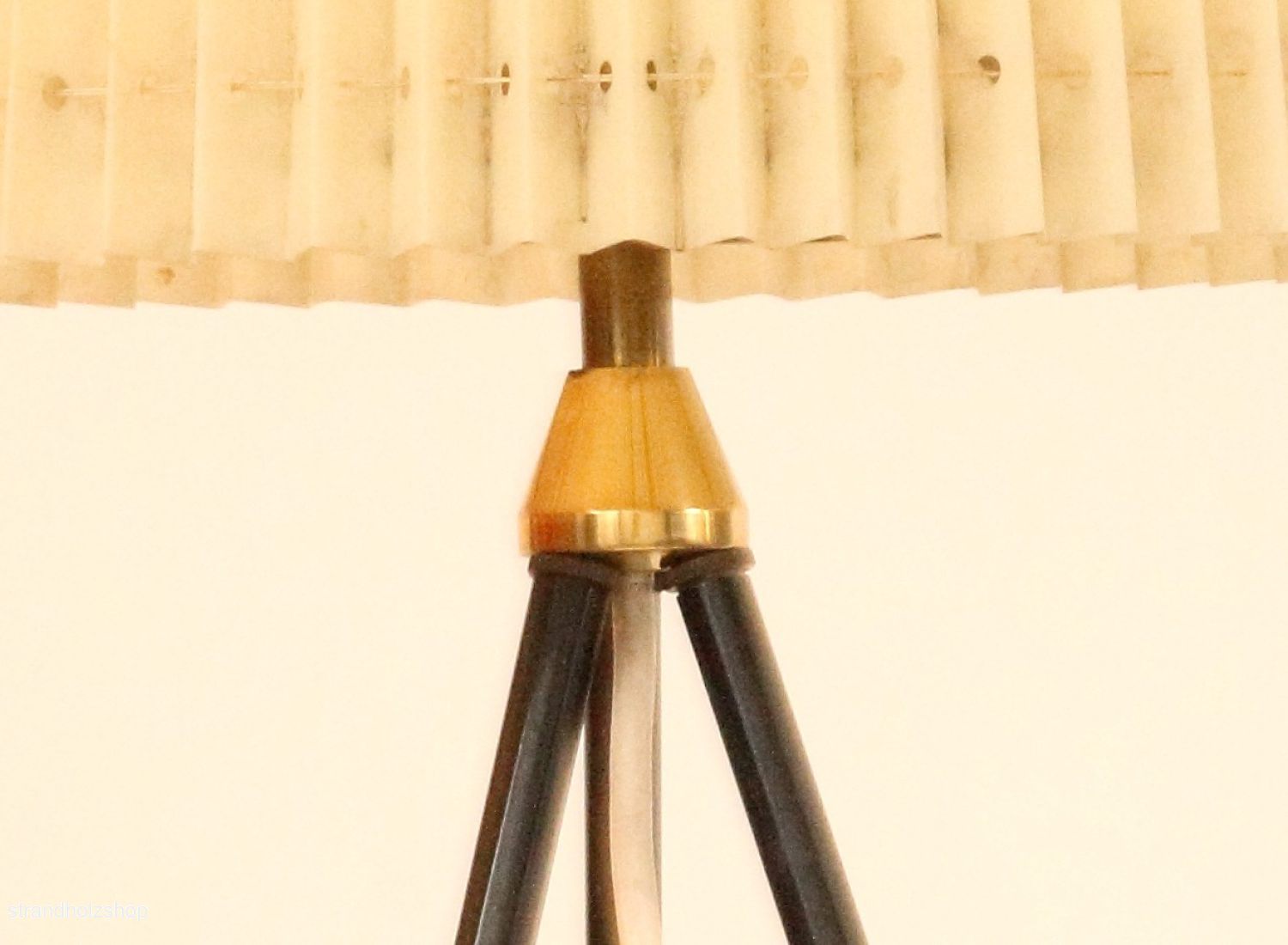 Dreibeinlampe aus den 50 Jahren Detail Ansicht der Lampenbasis